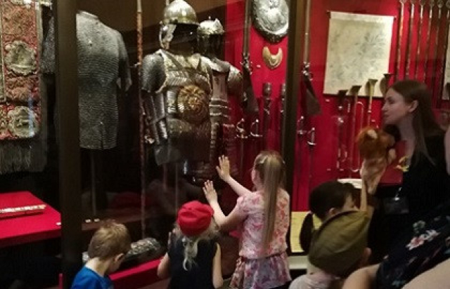 Экскурсия «Кремлевская сокровищница (экскурсия по Оружейной палате (возможна аудиоэкскурсия) + экскурсия по Александровскому саду)» -