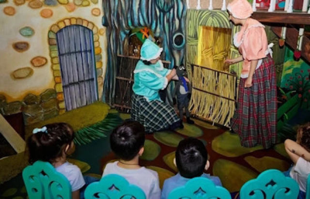 Спектакль «История трех поросят» -